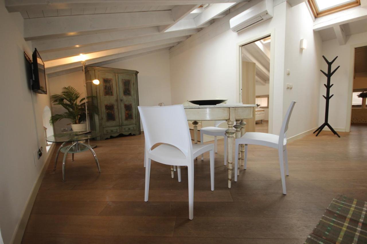 Appartement Mansarda Di Alice à Desenzano del Garda Extérieur photo